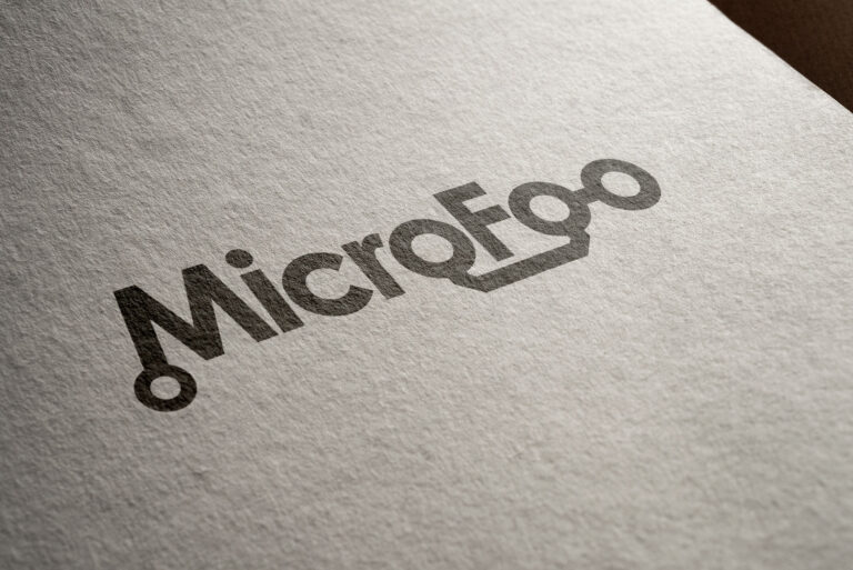 logo czarne microfoo