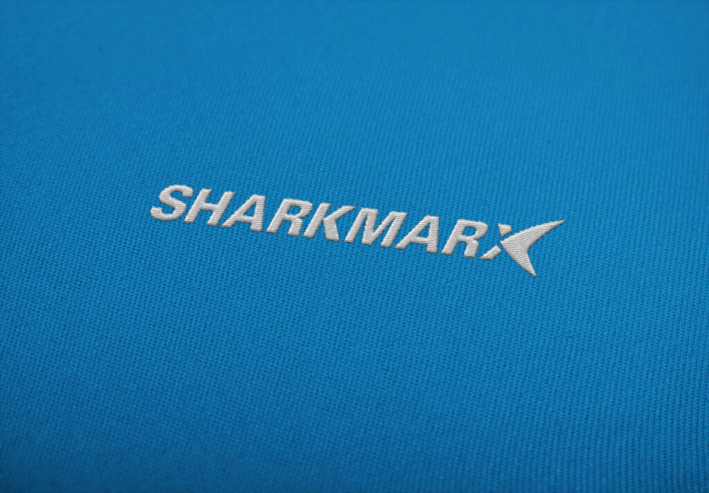 logo białe Sharkmarx